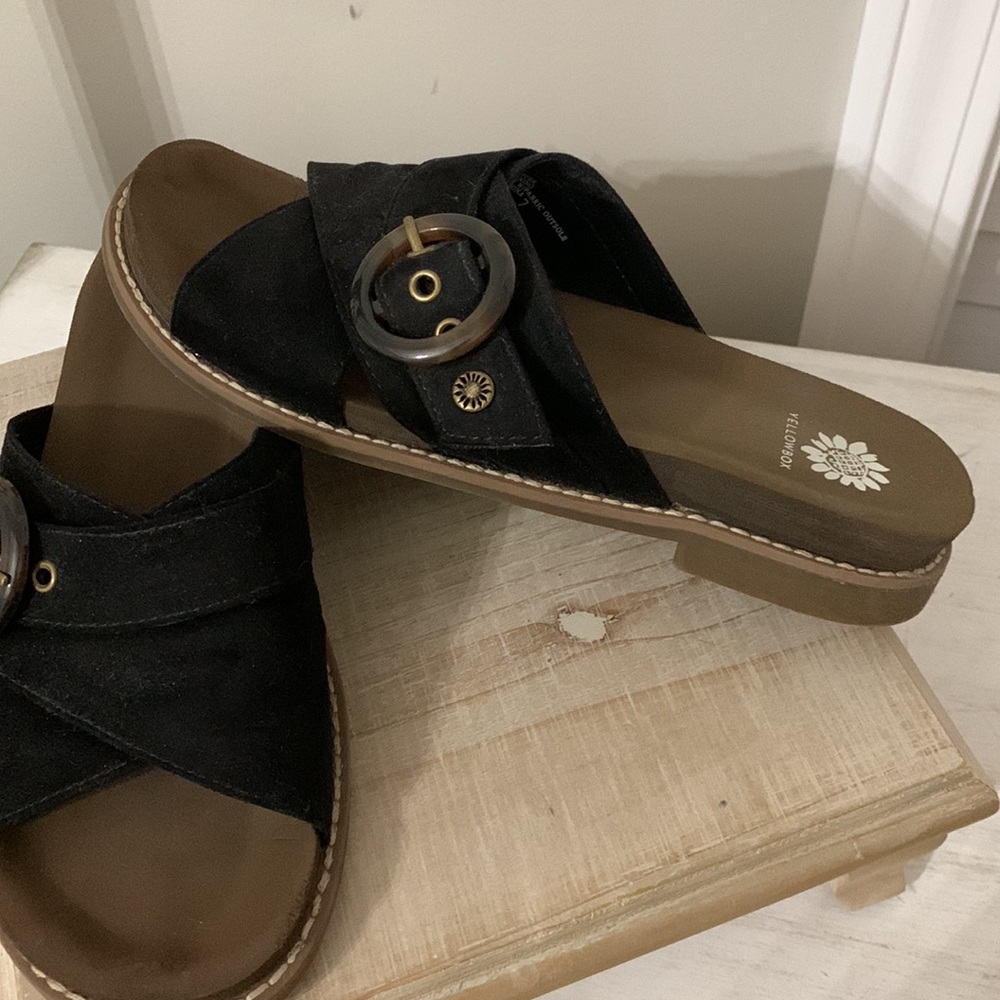 Yellow box black dressy slide size 7